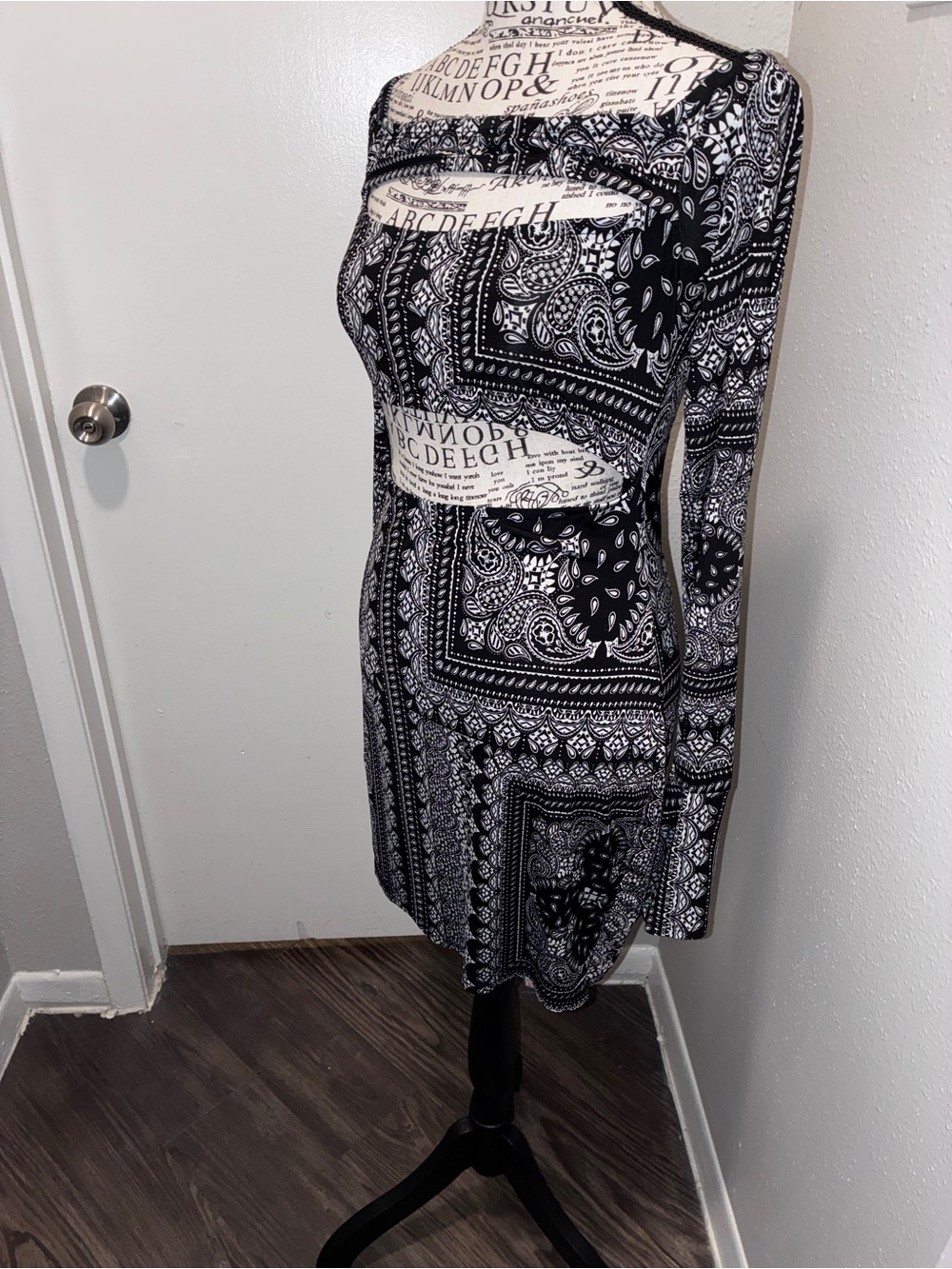 Kimcine Curve LA BOUTIQUE Black & White Bandana Print Long Sleeve Mini Dress